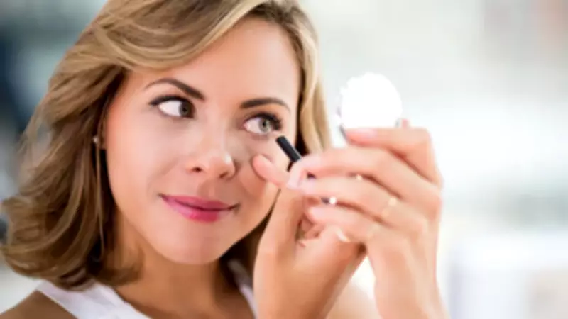Yaşlanma İzlerini Tek Hamlede Silen Mucizevi Eyeliner Hilesi