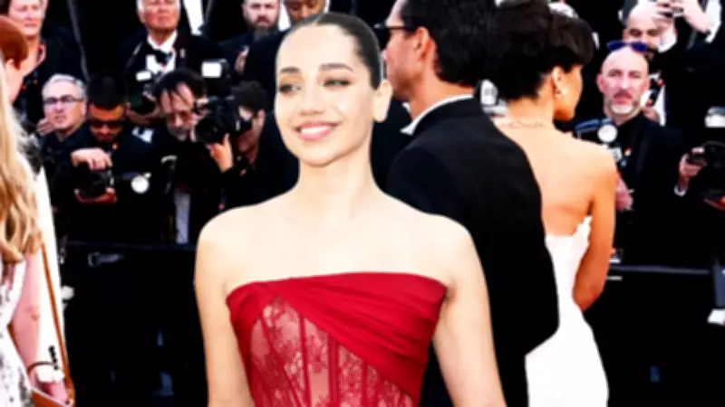 Özge Özacar'dan Cannes'da Dua Lipa Daveti ve Karma Filmi Kırmızı Halısı