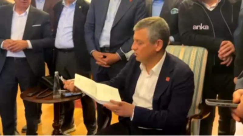 Özgür Özel, CHP Genel Merkezi tahliye tebligatını yırttı: 'Bunun için yıktılar baba ocağını'