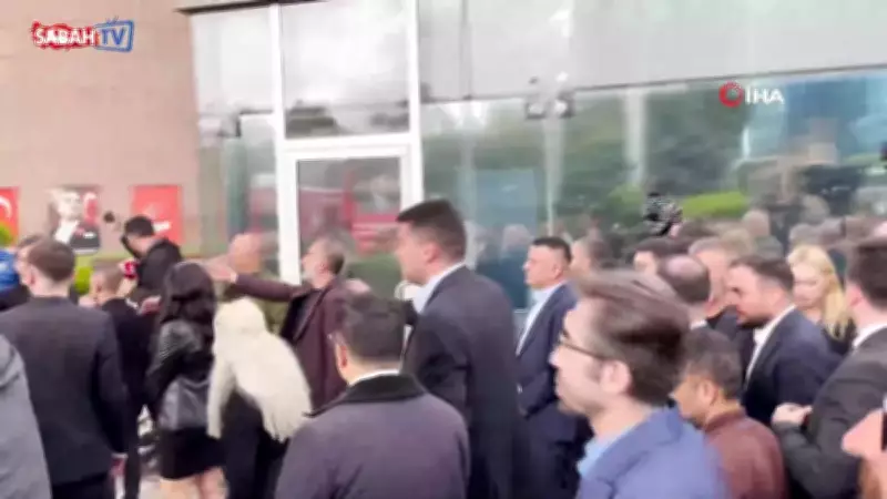 Özgür Özel'in CHP Genel Merkezi'ndeki Afişi İndirildi