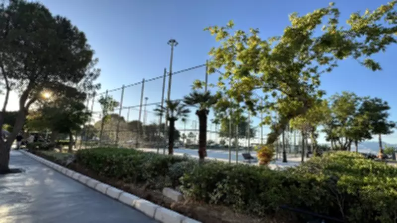 İzmir Konak'ta tenis kortu için ağaç kesilmesine mahalleli tepki gösterdi