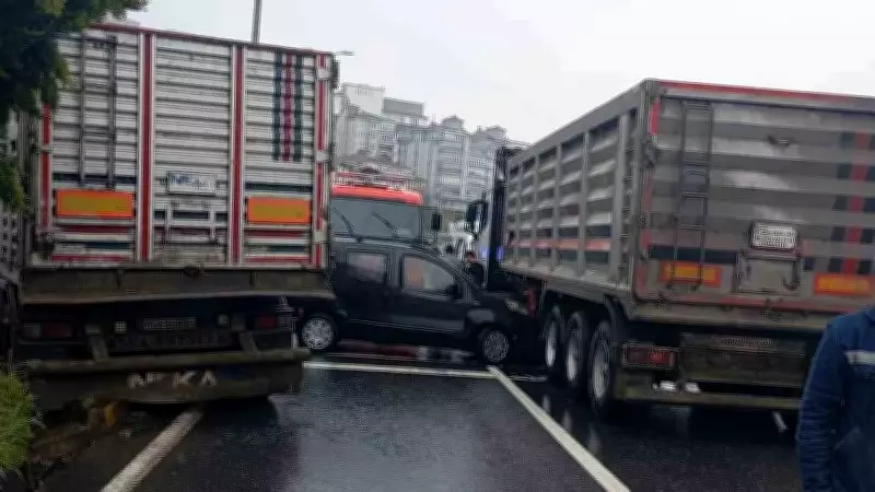 Zonguldak'ta tır kırmızı ışıkta bekleyen 3 araca çarptı: Kaza anı kamerada