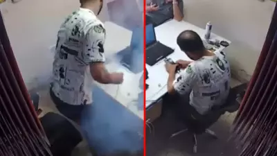 Adana'da tamir sırasında telefon bataryası patladı, panik anları kamerada