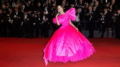 Demi Moore Cannes'da Pembeye Büründü: Göz Kamaştıran Stil