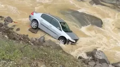 Düzce'de kontrolden çıkan otomobil dereye uçtu: 1 yaralı