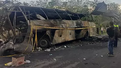 Endonezya'da otobüs tanker çarpıştı: 16 ölü, 4 yaralı