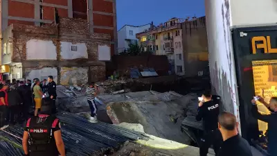 Erdek'te temel kazısı sırasında 3 katlı bina yıkıldı