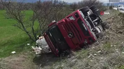 Erzincan'da Soda Yüklü TIR Devrildi: Can Kaybı Yok