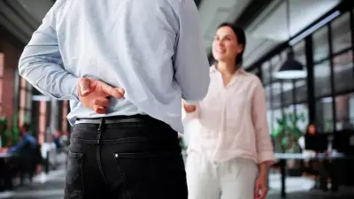 FBI'ın 7 İşaretli Yalan Testi: Beyin Kendini Bu İpuçlarıyla Ele Veriyor!
