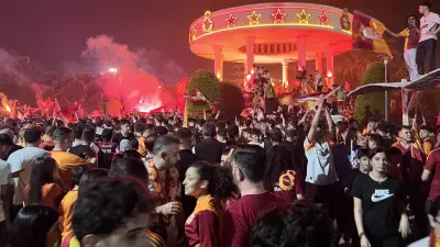 Galatasaray taraftarı 26. şampiyonluğu sokaklarda coşkuyla kutladı