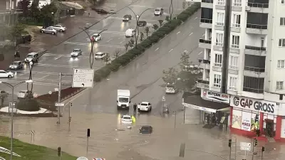 Gaziantep'te sağanak felç etti: 3 yaralı, tribün çöktü