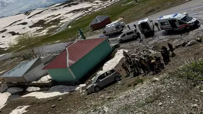 Hakkari'de araç şarampole yuvarlandı: 4 kişi yaralandı