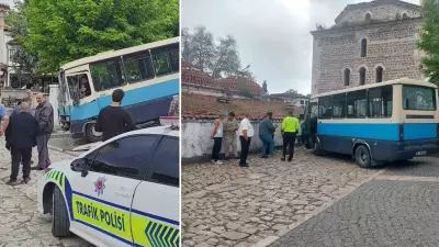 Karabük'te freni boşalan dolmuş tarihi hamam duvarına çarptı