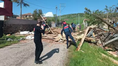 Çorum'un Sungurlu İlçesinde Hortum: Çatılar Uçtu, Duvarlar Yıkıldı