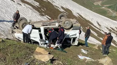 Pancarcıları taşıyan araç şarampole yuvarlandı: 1 ölü, 7 yaralı