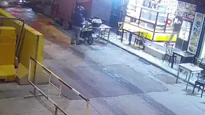 İstanbul Beyoğlu'nda sandalyedeki çantayı çalan hırsız kamerada