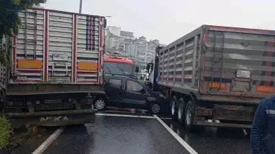 Zonguldak'ta tır kırmızı ışıkta bekleyen 3 araca çarptı: Kaza anı kamerada