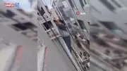 Şanlıurfa'da film sahnesi gibi kurtarma: İşçi balkon demirlerine tutundu