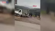 Bursa'da öfkeli çekici sürücüsü aracını üzerlerine sürdü, sopayla saldırdı