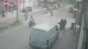 Bursa'da kararsız bisikletli kazaya neden oldu: Motosikletliyle çarpışma anı kamerada