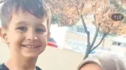 Bursa'da çöp kamyonunun çarptığı 4 yaşındaki Serhat'ın annesi şekerlerle avunuyor