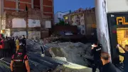 Erdek'te temel kazısı sırasında 3 katlı bina yıkıldı