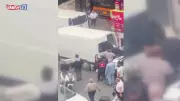 Esenyurt'ta yol verme kavgası: Minibüs şoförü ve yolcular kuryeyi dövdü
