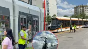 Eskişehir'de tramvaydan kopan yüksek gerilim teli yolcuların arasına düştü