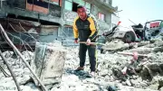 Gazze'de tüm ailesini kaybeden Filistinli, enkazda yakınlarını arıyor