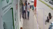 Hatay'da döviz bürosuna silahlı saldırı anı kamerada: Boğuşma ve öpücük
