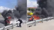 Kazlıçeşme'de seyir halindeki motosiklet alev alev yandı