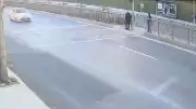 Küçükçekmece'de kamyonet altında kalan mühendisin kaza anı kamerada