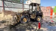 Küçükçekmece'de Park Halindeki Kepçe Alevlere Teslim Oldu