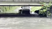 Kocaeli'nde alt geçit suyla doldu, TIR sürücüsü mahsur kaldı