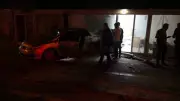 Malatya'da lastik patlaması sonucu otomobil konteyner iş yerine girdi: 1 yaralı