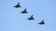 İngiltere'den Hürmüz Boğazı'na ek askeri sevkiyat: Savaş uçakları ve dron savar sistemler