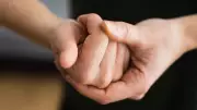 Parmak Çıtlatmak Zararlı mı? 60 Yıllık Araştırma Gerçeği Ortaya Koydu