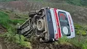 Pervari'de Ambulans Şarampole Devrildi: 3 Yaralı