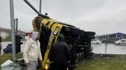 Samsun'da aydınlatma direğine çarpan TIR devrildi: 1 yaralı