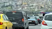 İstanbul'da haftanın ilk iş günü trafik yoğunluğu ve motosikletli kavgası