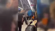 İstanbul'da metroda küfürlü tezahürat kavgası: Oklavayla müdahale kamerada