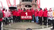 Taksim Anıtı'na Çelenk Bıraktılar: Sendikalar 1 Mayıs'ta Taksim'de!