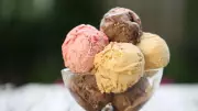 Yaz sıcağında ferahlatan ev yapımı dondurma tarifi! Yemeye doyamayacaksınız