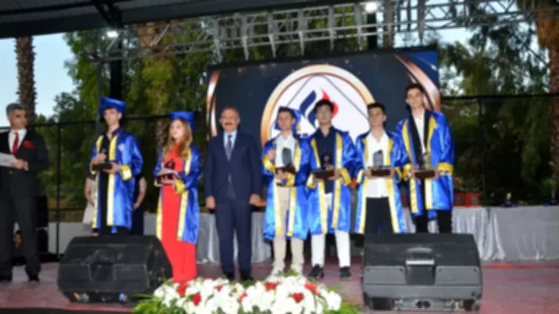 Adana Final Okulları'nda Mezuniyet Coşkusu ve Vefa Plaketi