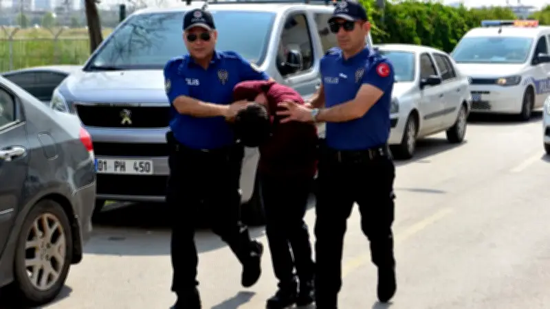 Adana'da direksiyon başında uyuya kalan dolmuş şoförü: 'Güneş yüzüme vurunca mayıştım'