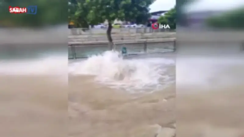 Adana'da Su Borusu Patladı, Yollar Göle Döndü