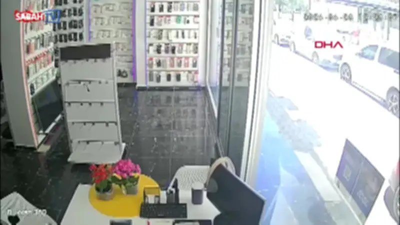 Adana'da İş Yerinin Asma Tavanı Çöktü: O Anlar Kamerada