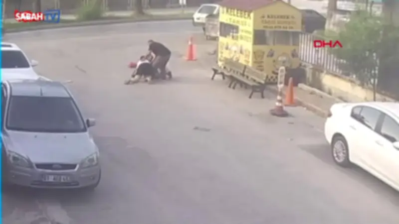 Adana'da yolda yürüyen kadının başına sineklik düştü, yaralandı