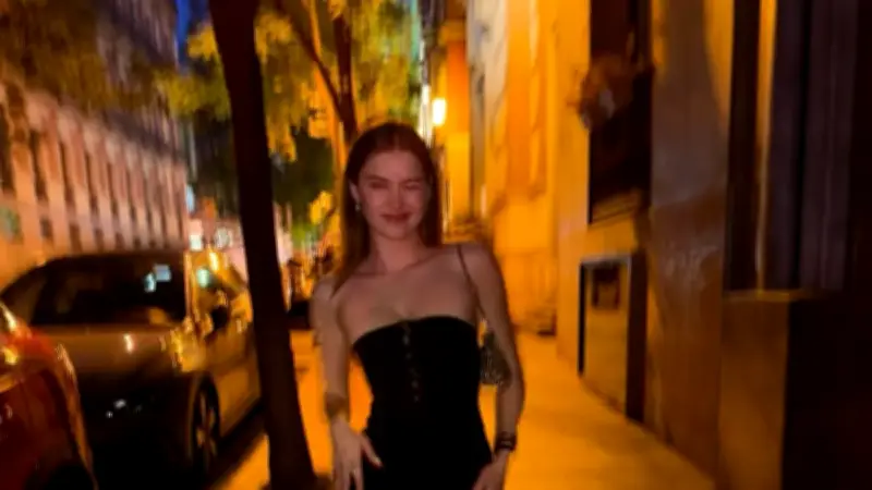 Afra Saraçoğlu Tatil Pozlarıyla Magazin Gündeminde