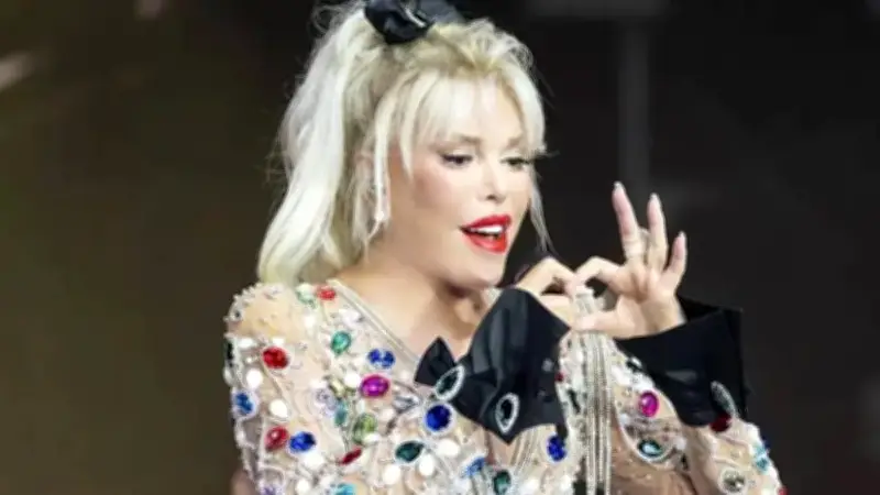 Ajda Pekkan Harbiye Konserinde Yeni Şarkısı 'Kalbim Senin' ile Tam Not Aldı